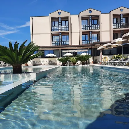 Hotel River Park 3*
